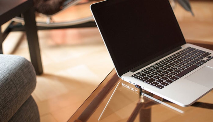 Vague massive de deepfakes générés par Grok : la justice française étend son enquête